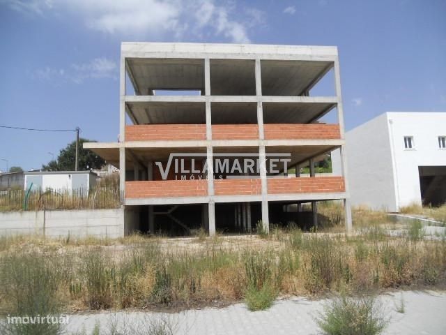 Lote de terreno urbano com 300 m2 e construção iniciada situado em Alv