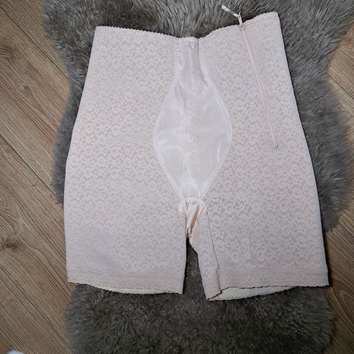 Красивые новые функциональные шортики утяжка на размер L.  Switzerland