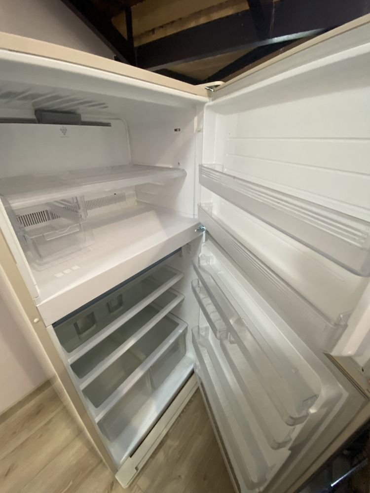 Продається холодильник Sharp з дефектом