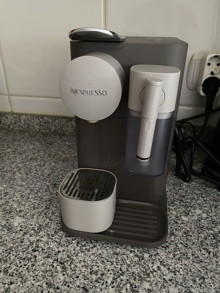 Maquina cafe Nespresso latissima one Delonghi