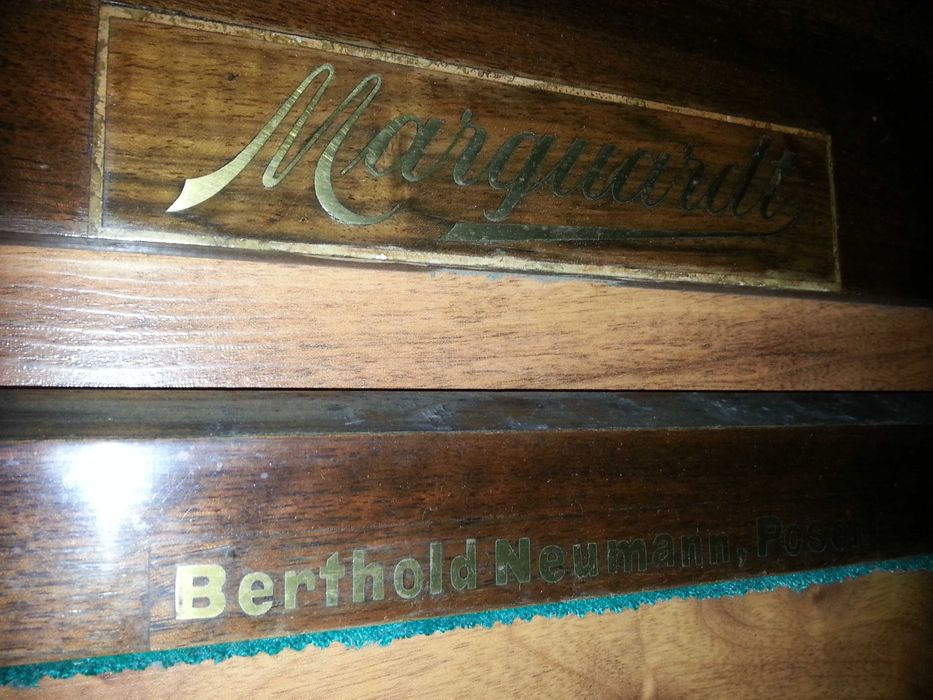 Zabytkowe drewno z ozdobnymi napisami - części starego pianina.