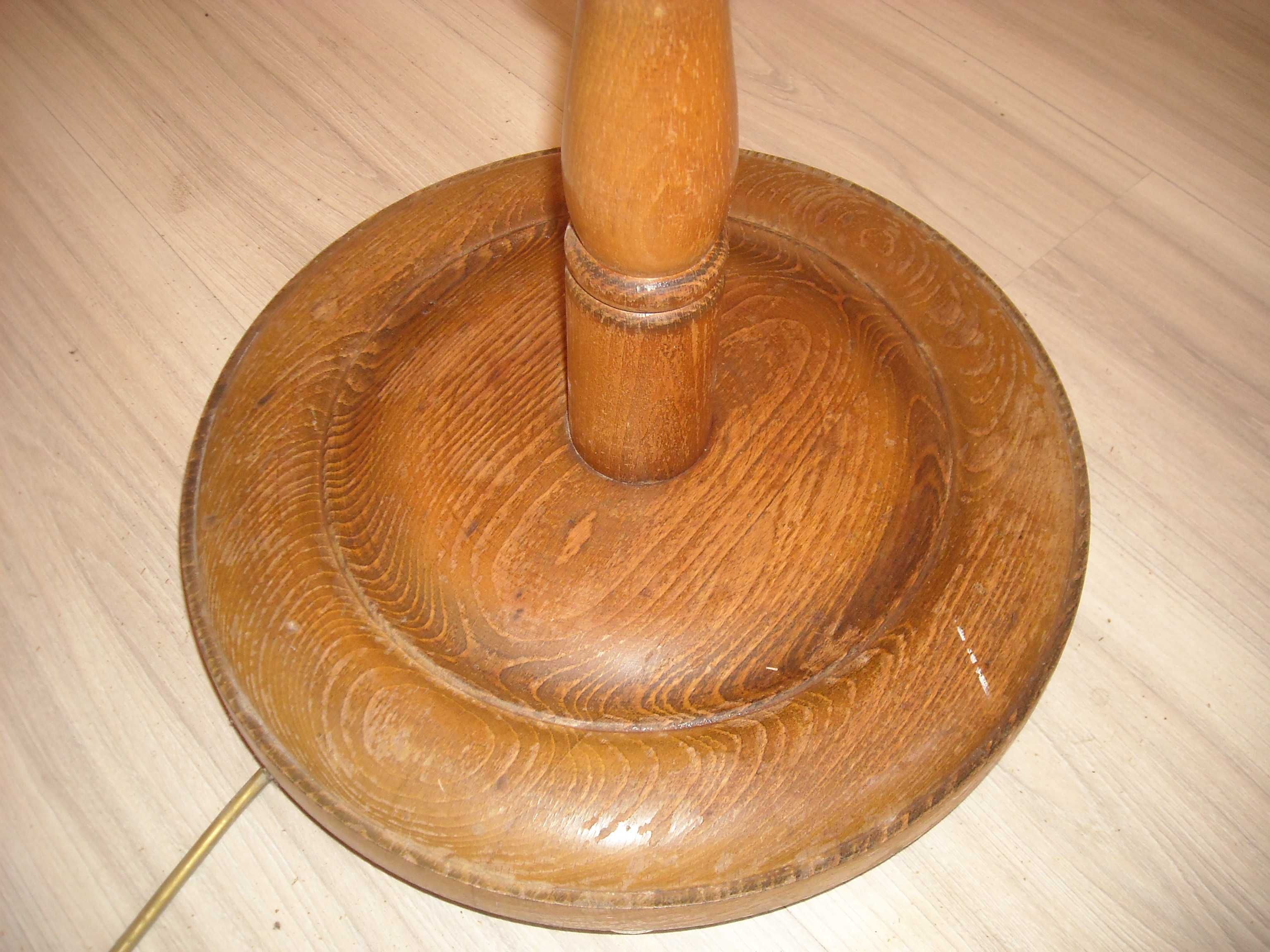 lampa drewniana stojąca z kloszem