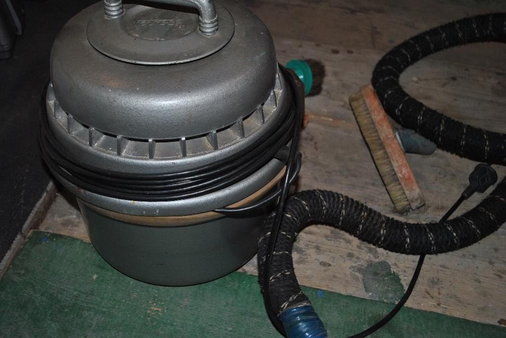 Пылесос Уралец советский