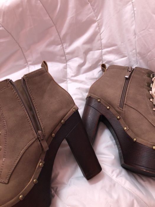 Botins | Botas Bege com cordões em Cetim