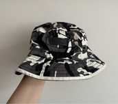 Dwa kapelusze, czapki bucket hat