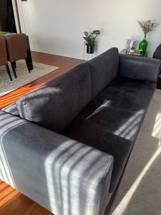 Sofá preto em tecido para sala