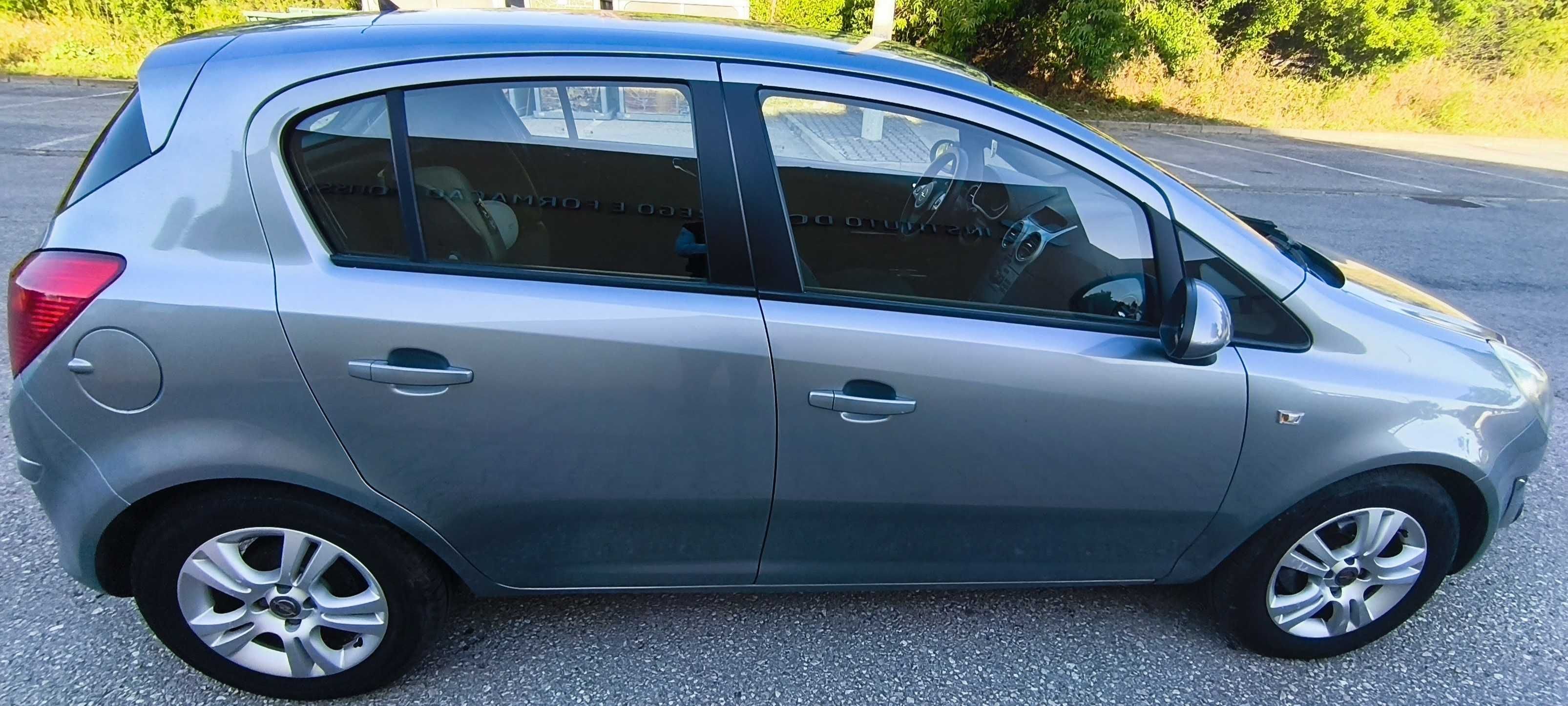 Opel Corsa Enjoy 1.2, com 85 cv, com pouco Kms efetuados.