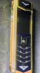 Telefon w metalowej obudowie vertu