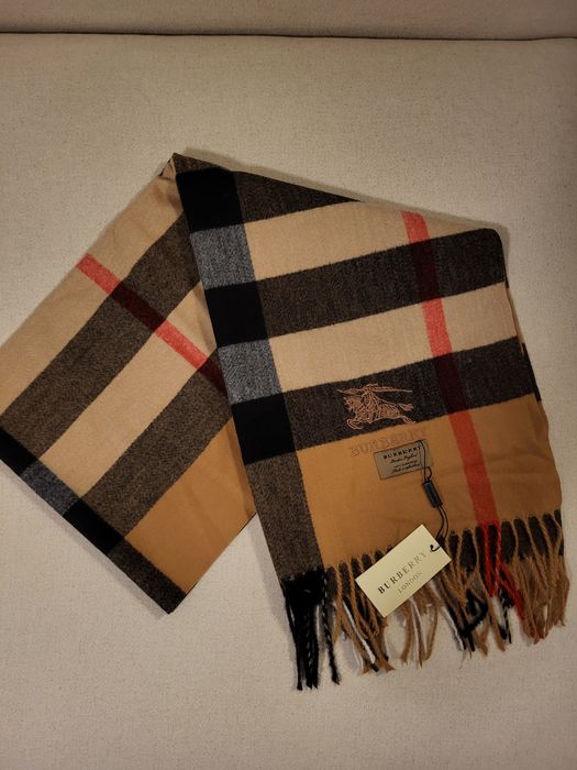 Przeoiekny szal Burberry