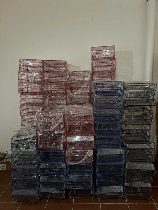 Papeleiras de várias cores e tamanhos