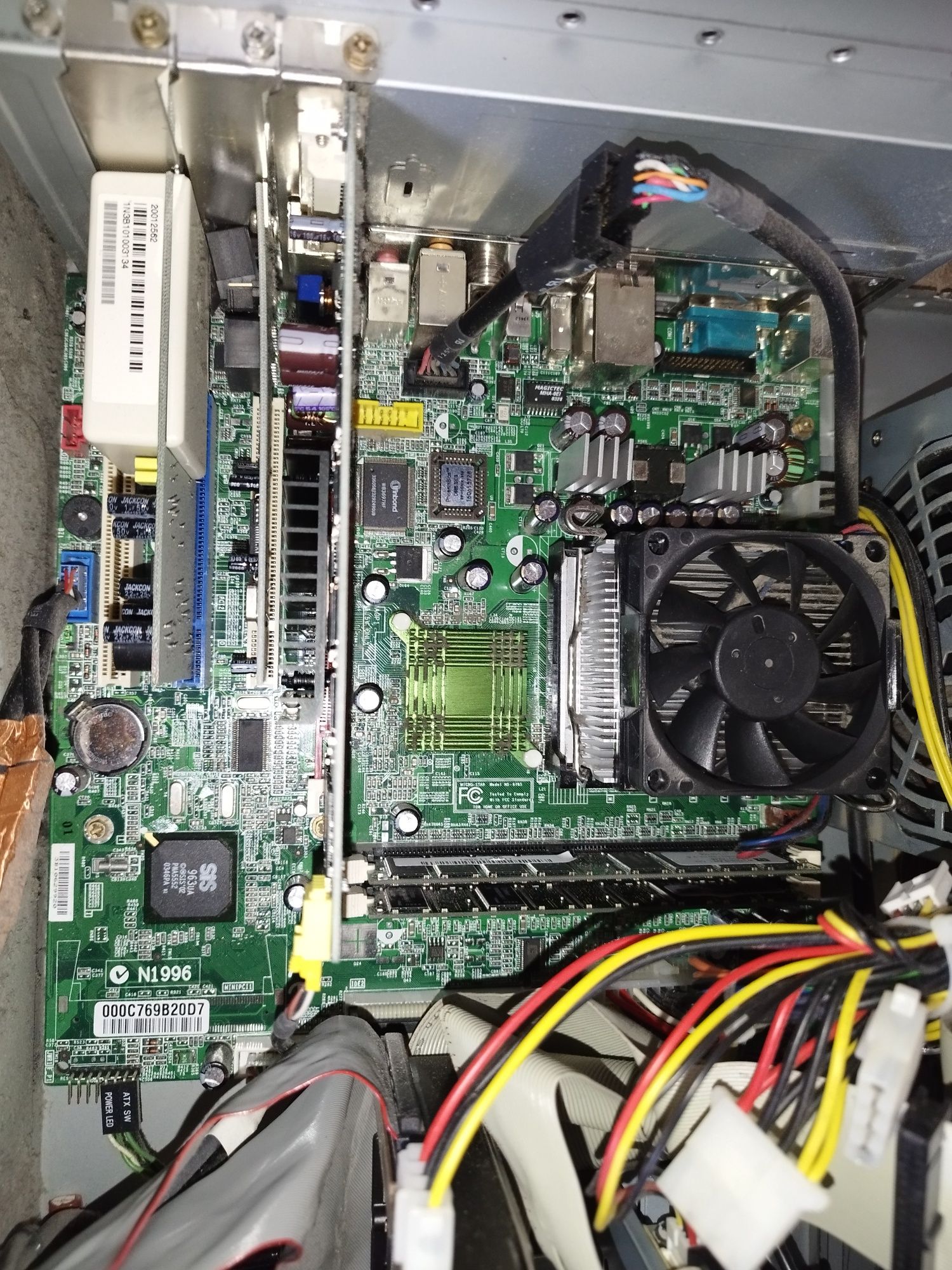 Stary komputer Celeron