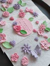 Dekoracje różowe kwiaty motylki z masy cukrowej na tort