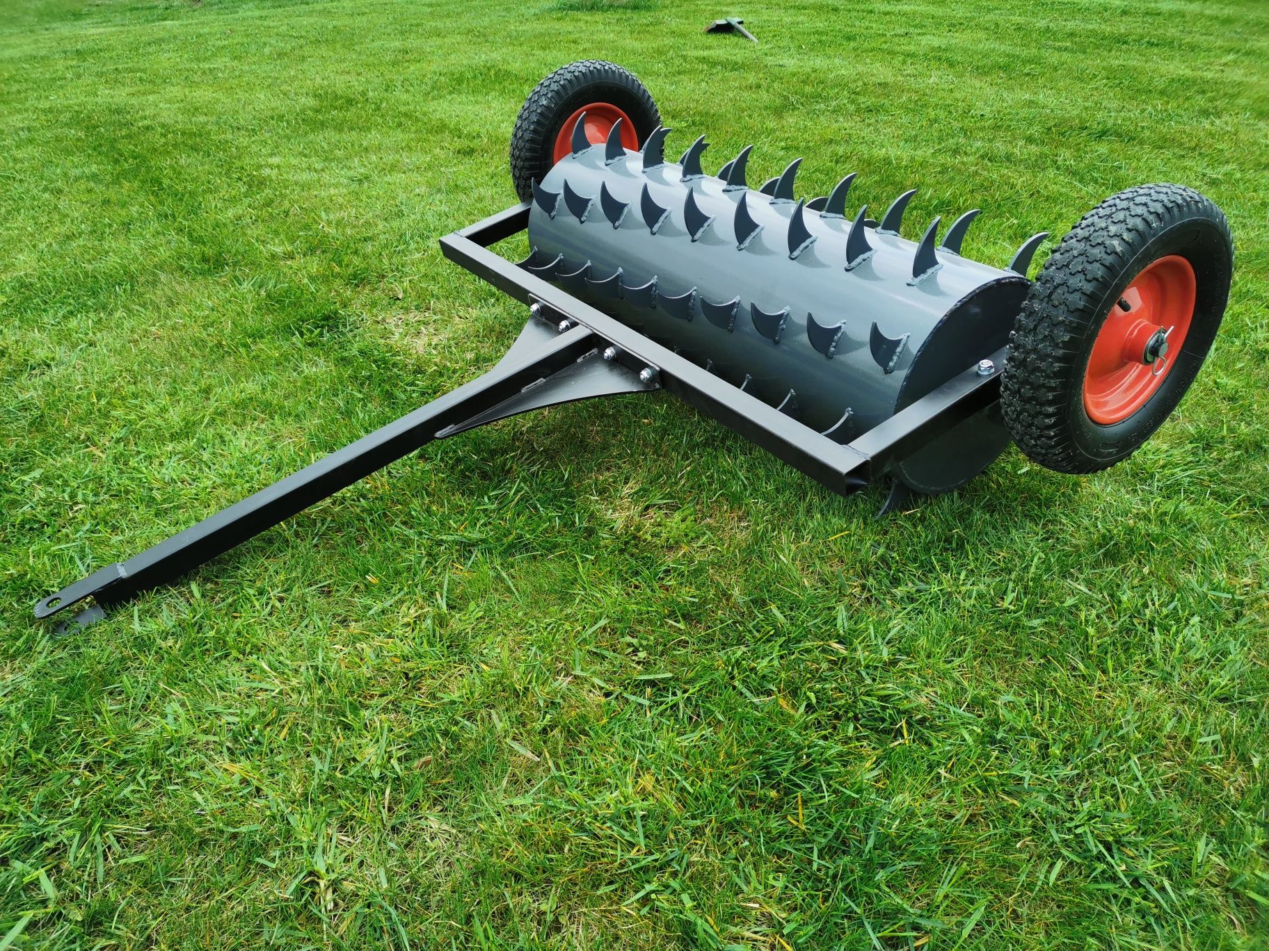 Walec ogrodowy zębaty aerator do traktorka kosiarki