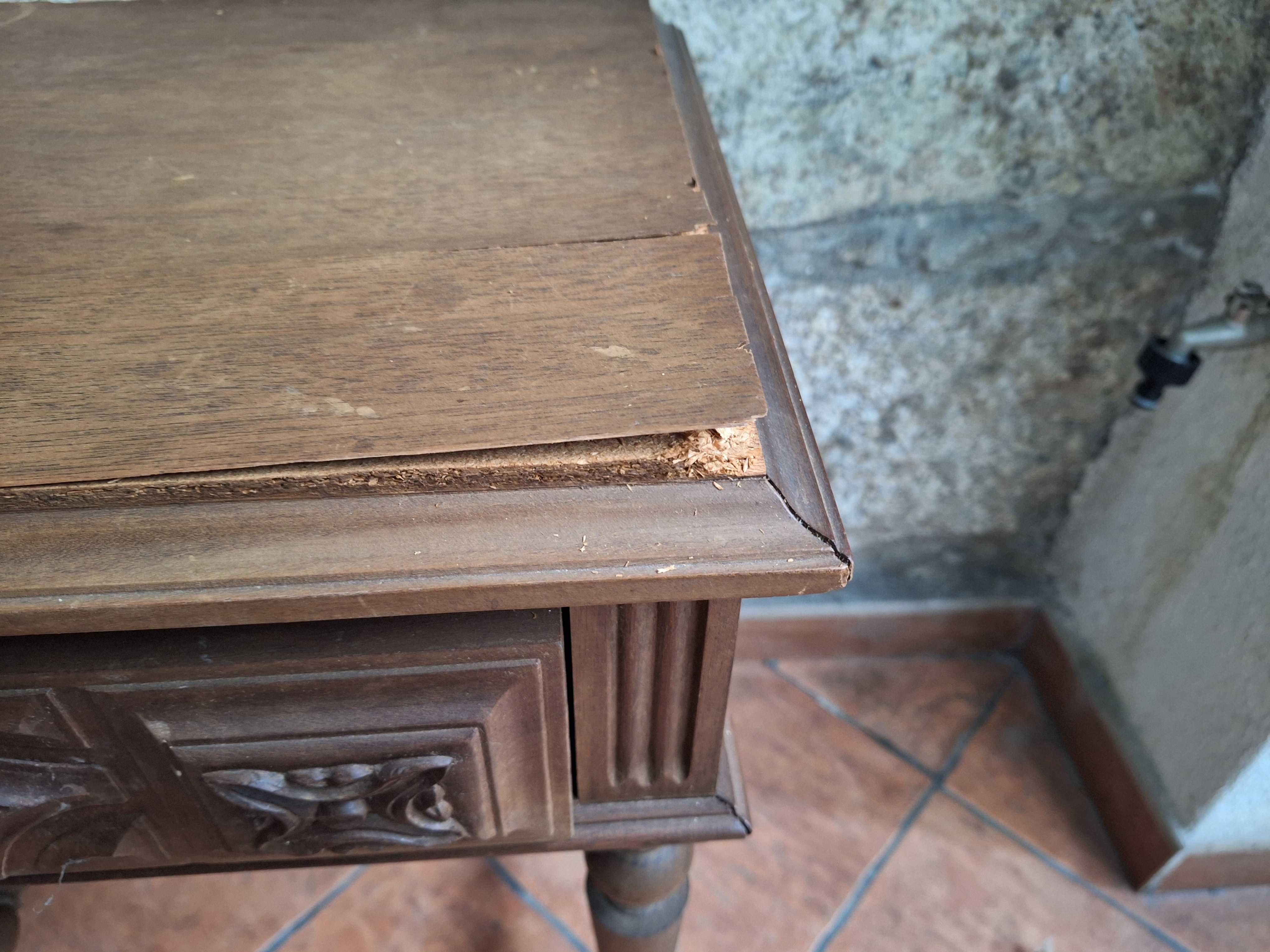 Mesa de cabeceira para restauro