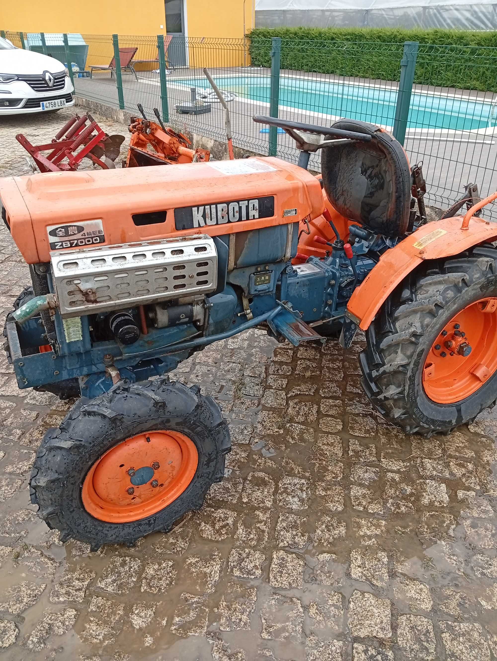 Kubota B7000 com alfaias