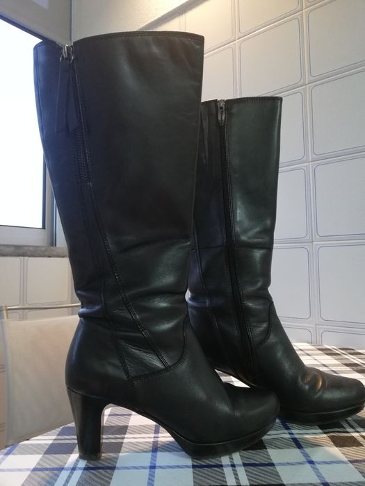 Botas em pele cano alto