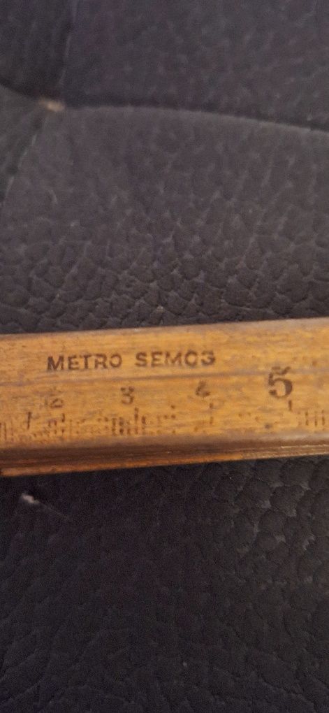 Fita métrica articulada em madeira usada por carpinteiros vintage

Pr