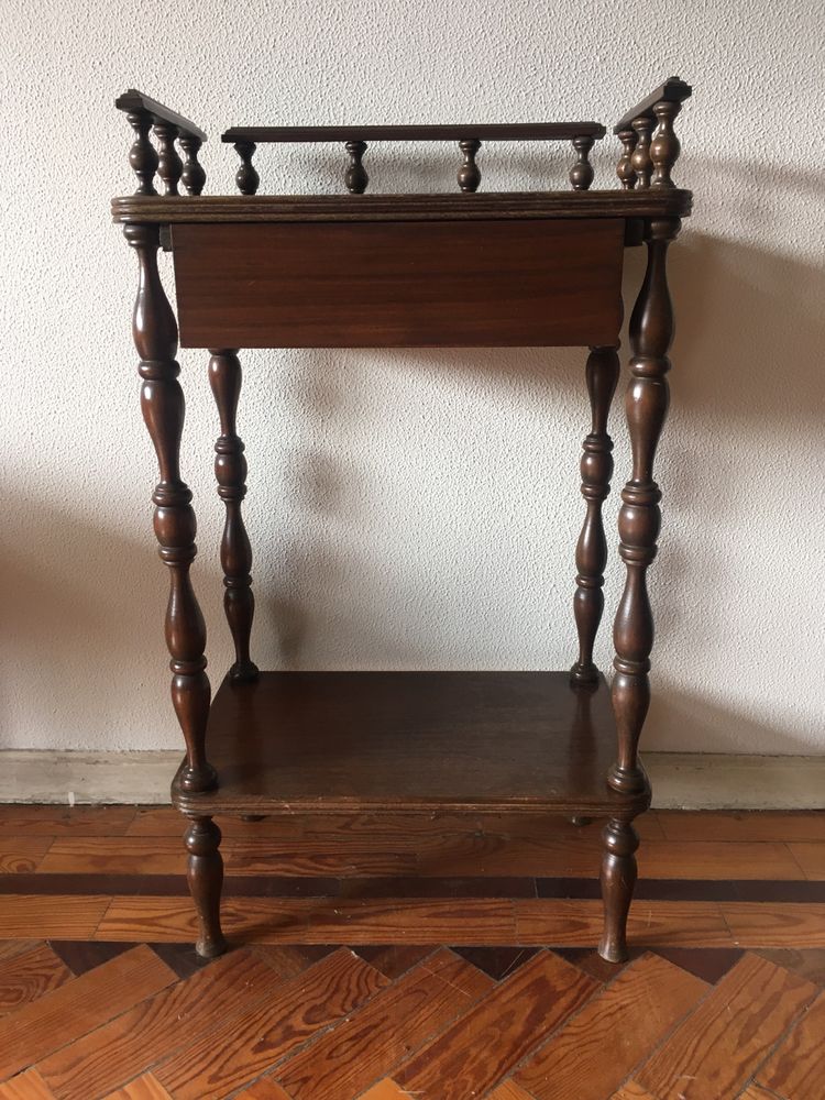 Mesa de apoio com gaveta, em madeira