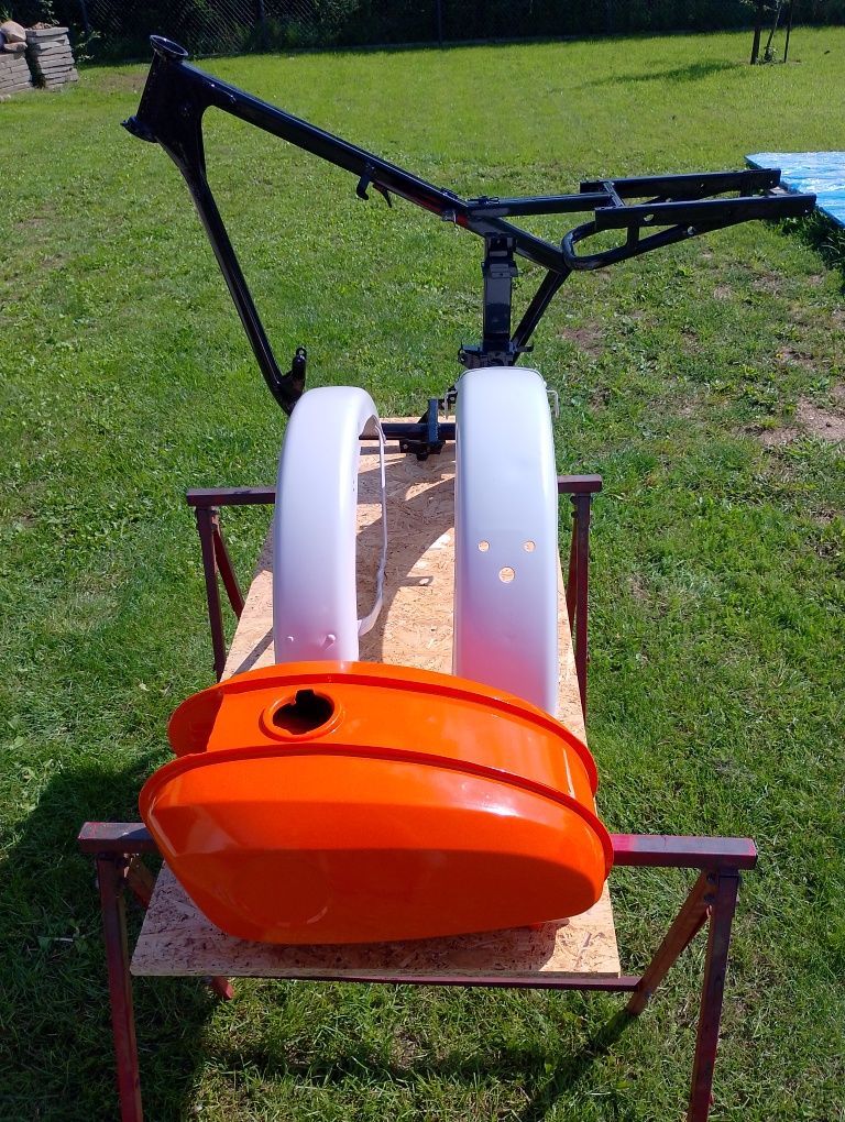 Rama WSK 125 + zbiornik + błotniki pomalowane proszkowo.