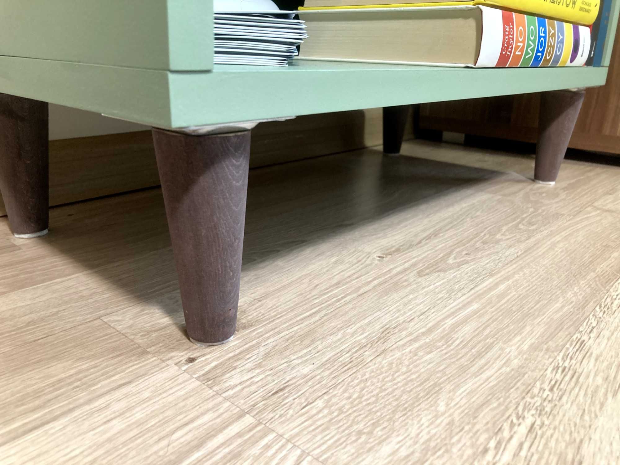 Minimalistyczna szafka na drewnianych nóżkach