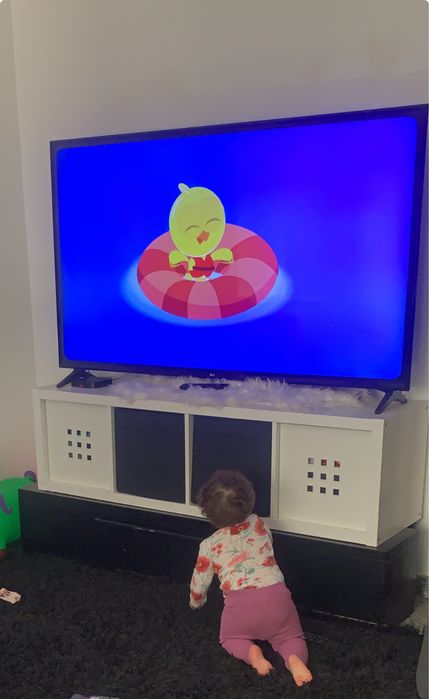 Movel tv.  Acompanha gavetas.