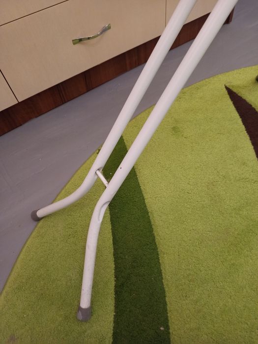 Гладильная доска без чехла.