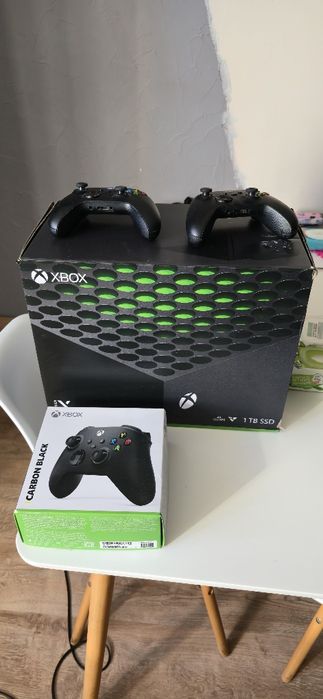 Xbox series X 1tb +2pady + cyberpunk