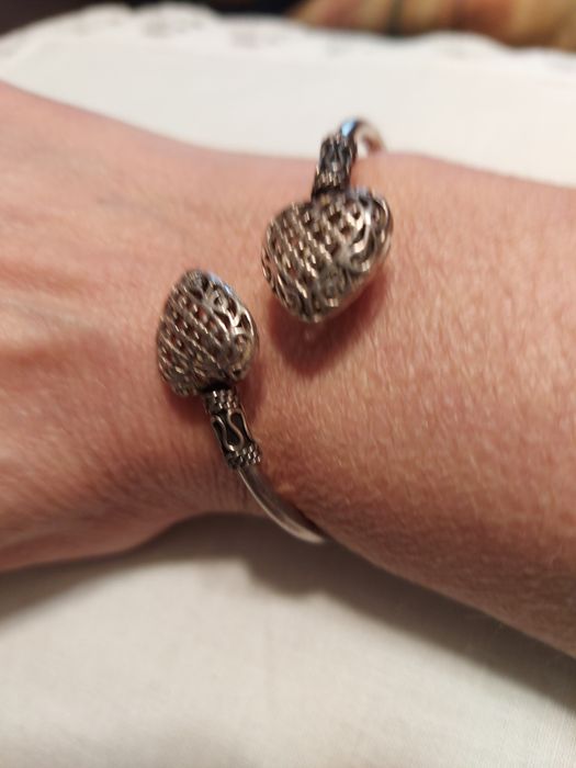 Pulseira elegante c/ corações rendilhados.