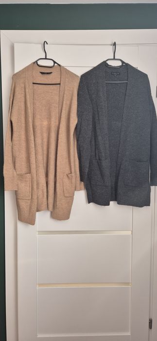 Dwa  dlugie kardigany,  swetry