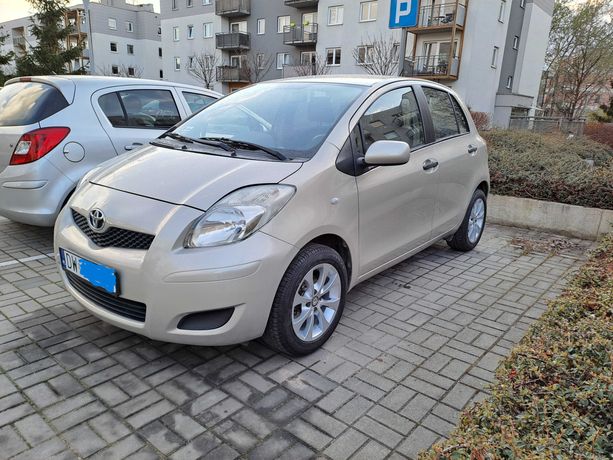 Toyota Yaris 1,33, 5 drzwi, 6 biegów, klima, alufelgi czeka na Ciebie!