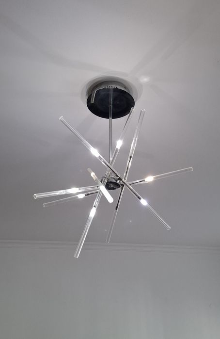 Candeeiro extrutura metalica cromado com 6 varetas e 12 lâmpadas.