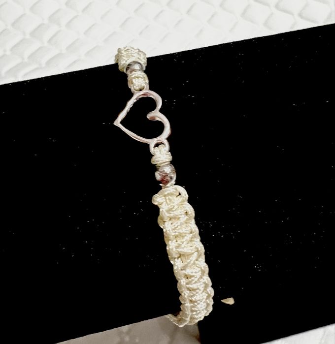 Pulseira ajustável.