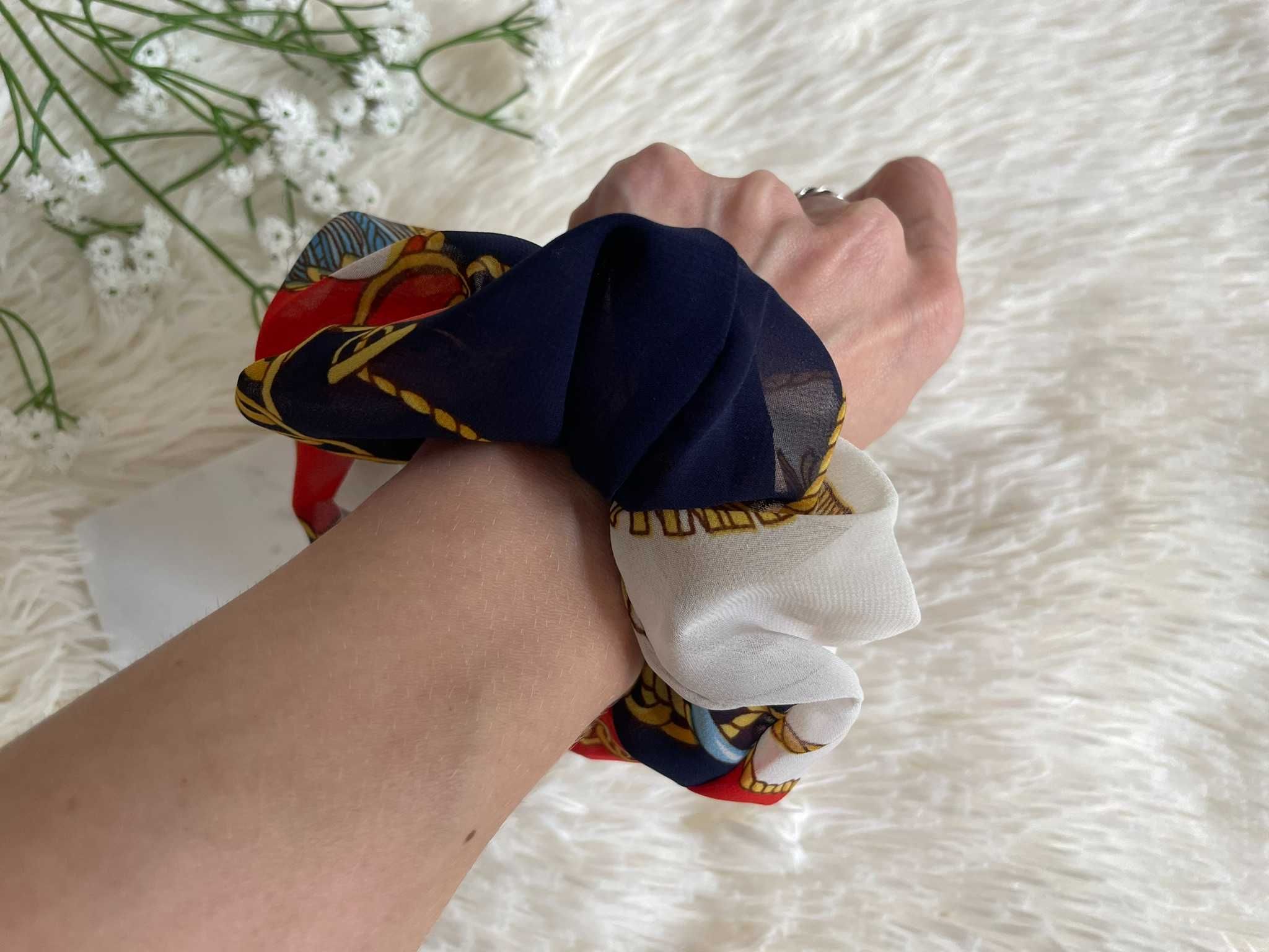 Gumka do włosów granatowa czerwona łańcuchy print szyfon scrunchie y2k