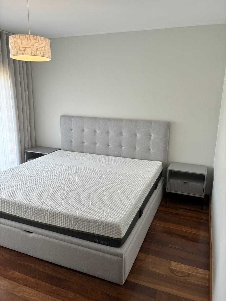 Conjunto Cama king + Colchão Emma + 2 Mesas de Cabeceiras