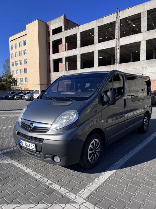 Opel Vivaro 2011р 2.0 дизель пасажир