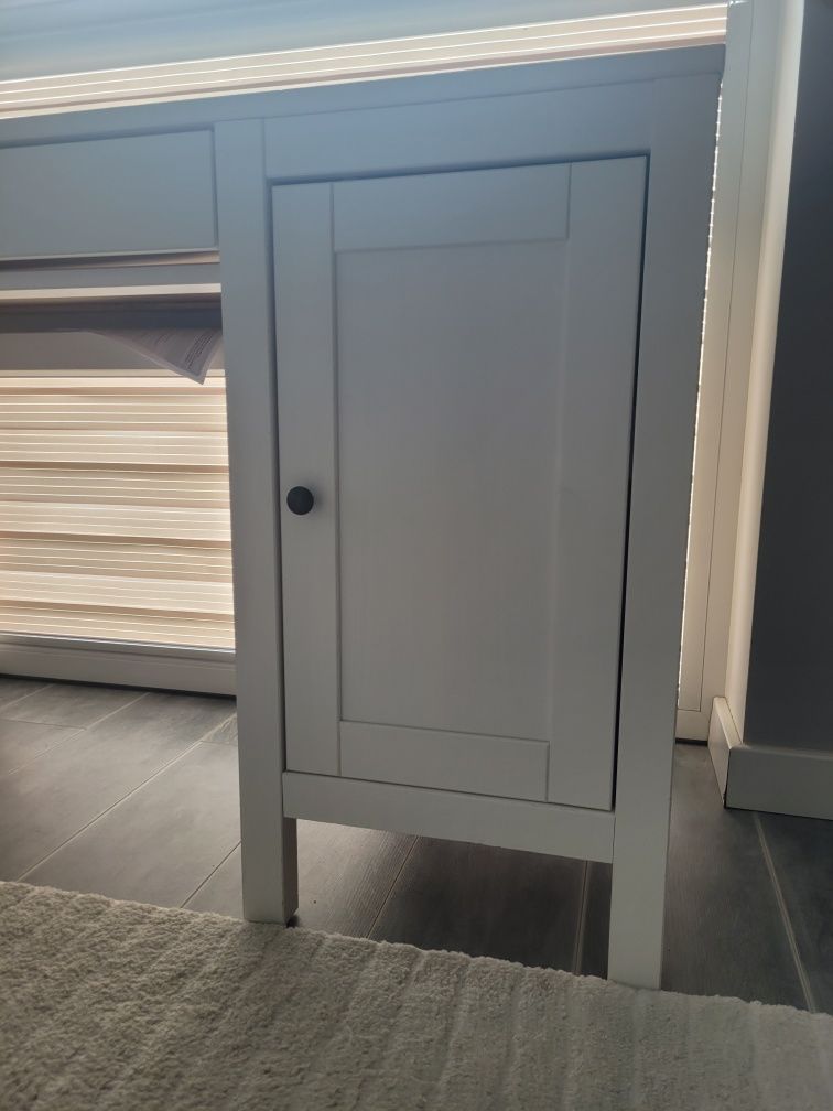 IKEA biurko biale.