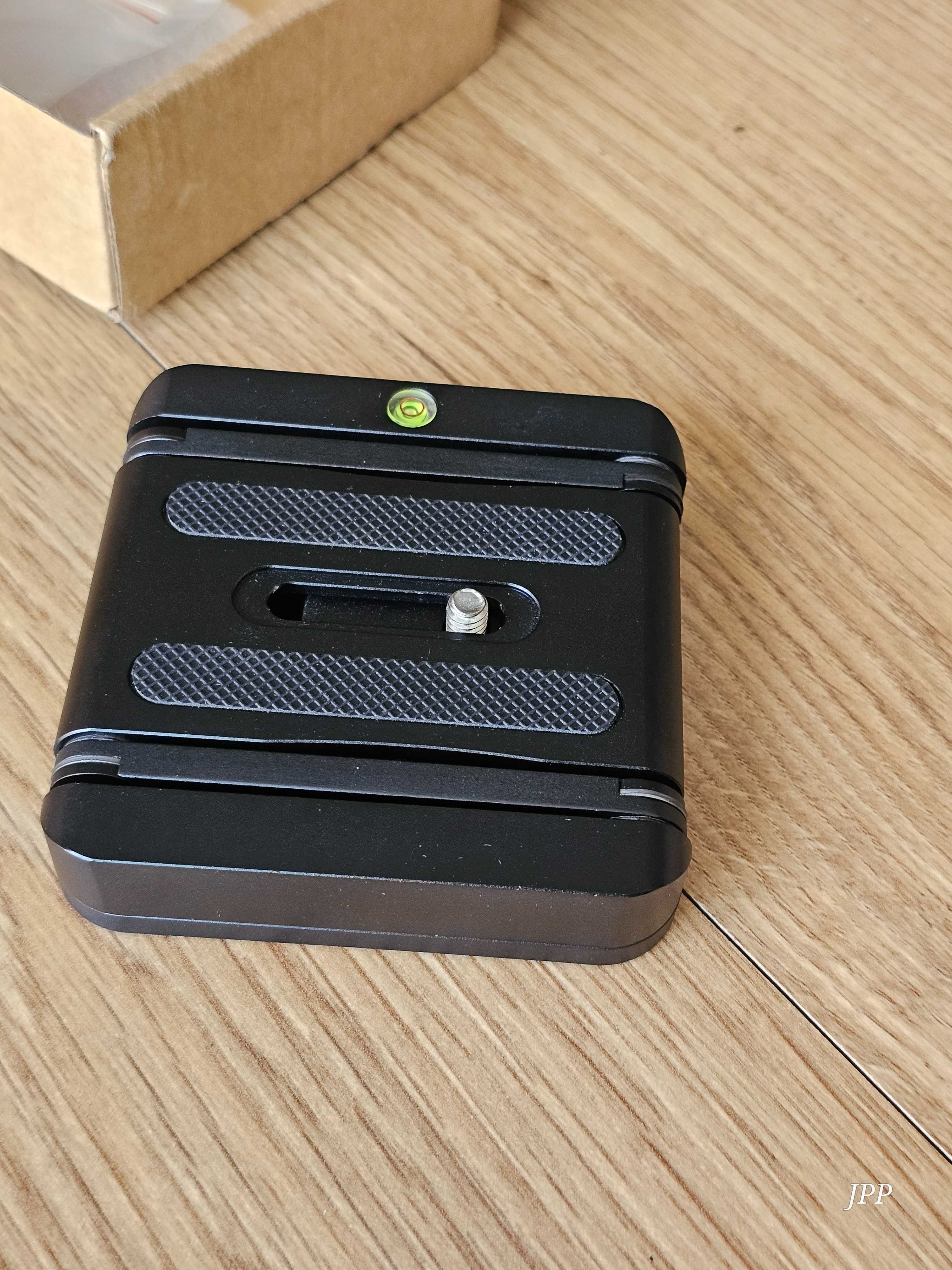 Base articulável com bolha de nível para máquina fotográfica/vídeo