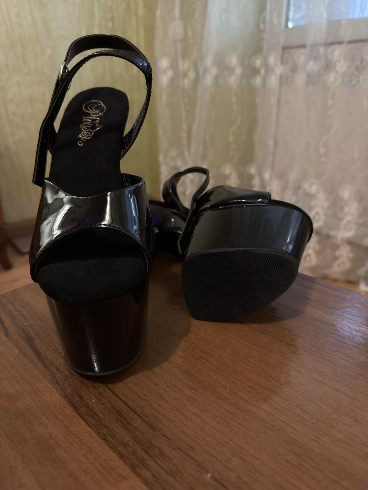 Стріпи чорні лаковані розмір 7 фірми Pleaser модель Adore-709