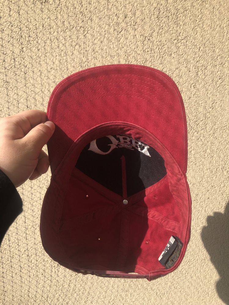 Stylowa burgundowa vintage snapback czapka z daszkiem Obey