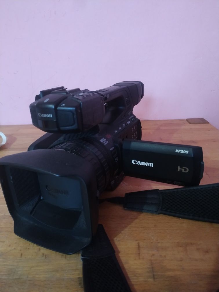 Видеокамера Canon XF205