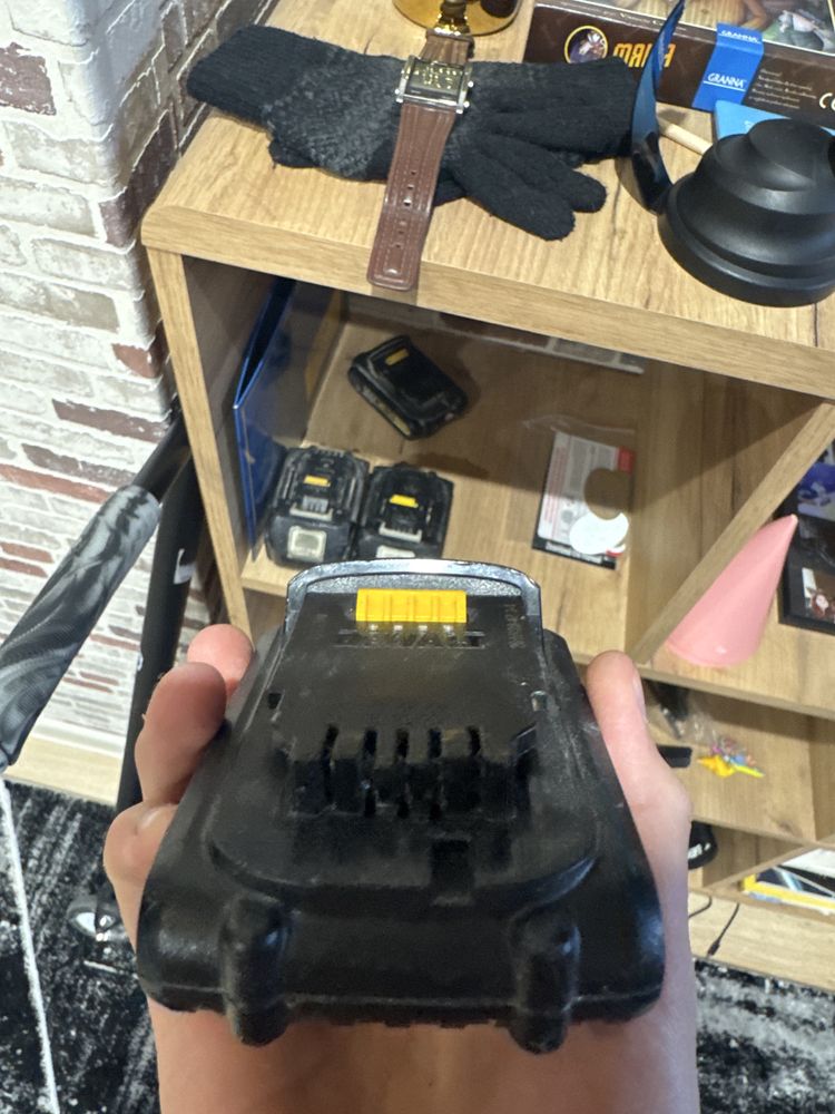 Bateria dewalt 18V li-ion 1.3AH uszkodzona