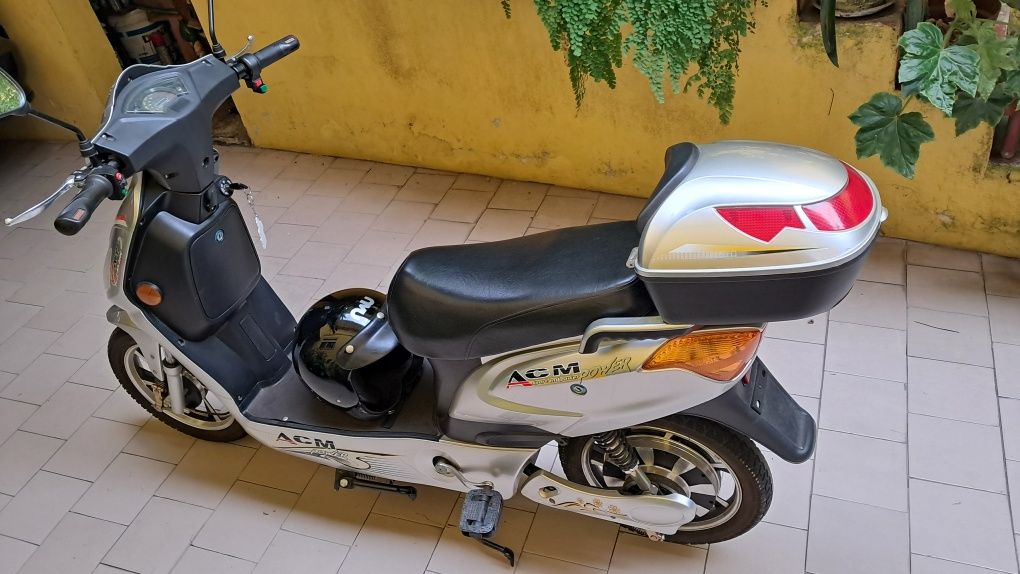 Scooter elétrica com pedais