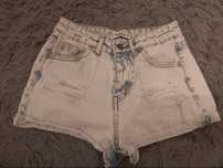 Biało niebieskie krótkie jeansy Pull & Bear