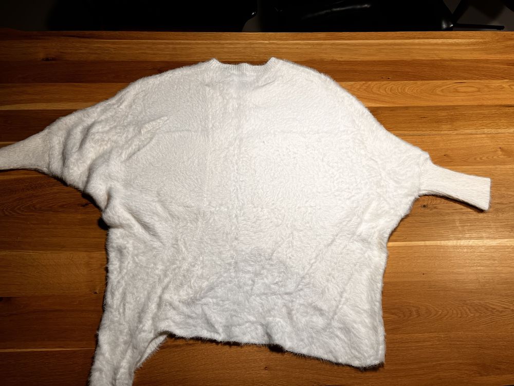 Śmietankowy sweter włochaty oversize