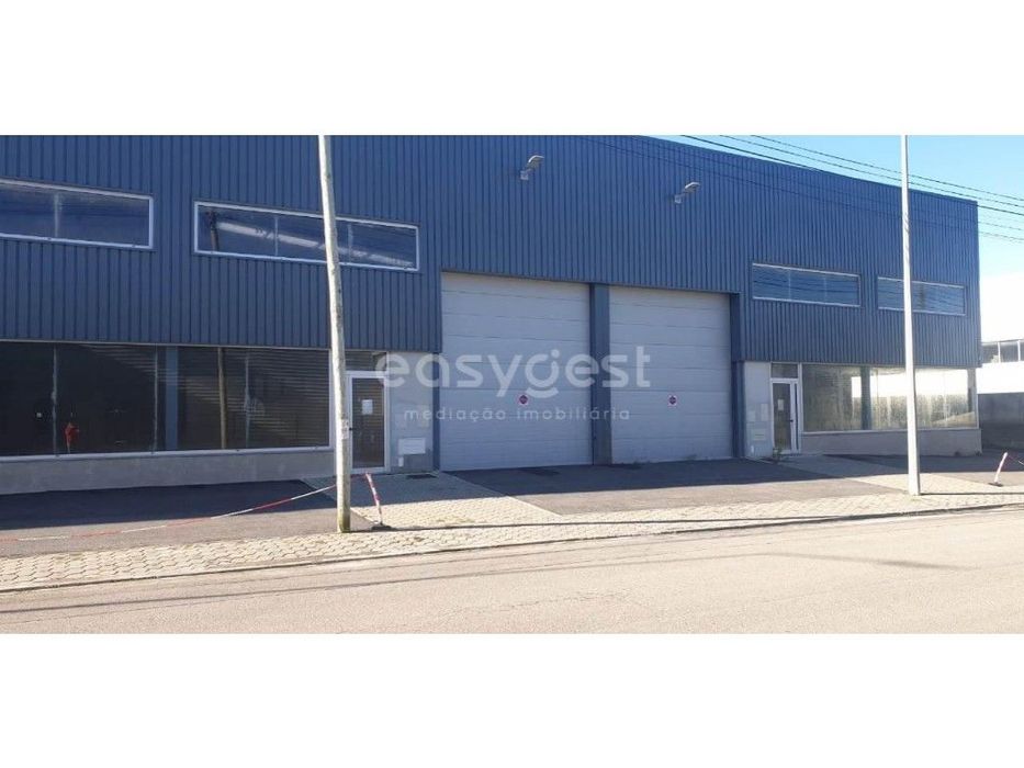 Espetacular Armazém situado na Zona Industrial da Palhaça