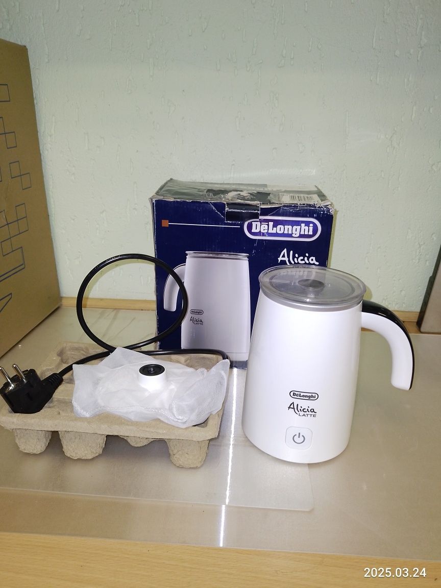 Спінювач молока DeLonghi EMF 2 W Alicia, капучінатор