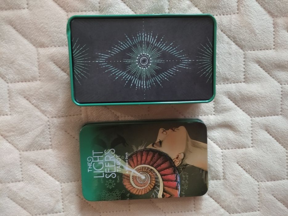 Таро Світлого Провидця в залізній коробочці з зеленим зрізом