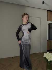 Чорна сукня максі з силуетом жіночого тіла