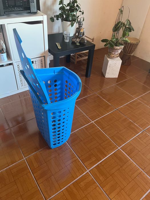 Cesto de roupa azul