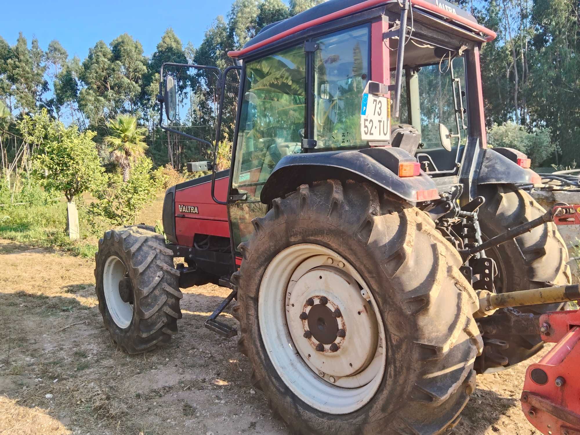 Trator Valtra 800 cabinado